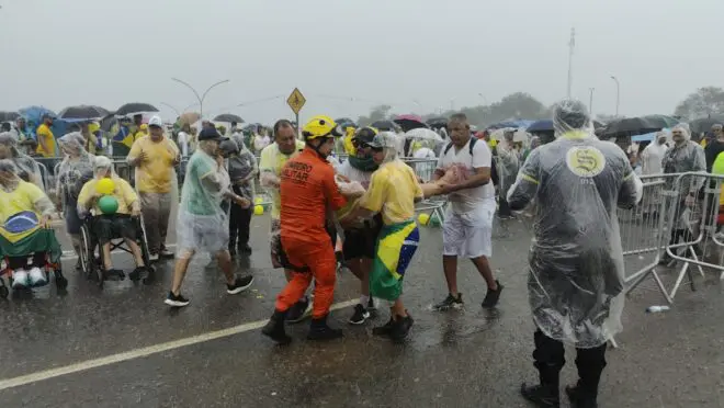 Pessoas atingidas por raio enquanto aguardavam Níkolas em Brasilia.